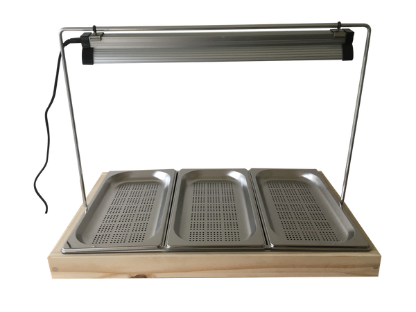 Potager d'intérieur, ici version avec trois bacs en inox de culture. Eclairage par lampe LED 18 W 6400 K